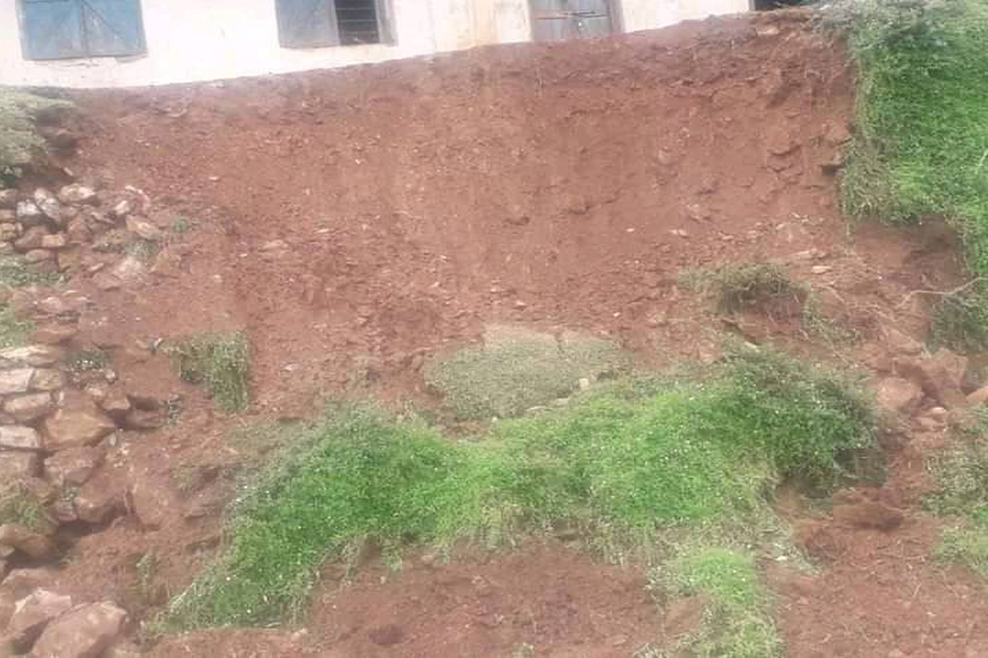 बैतडीमा एक विद्यालयको भवन पहिरोको जोखिममा 